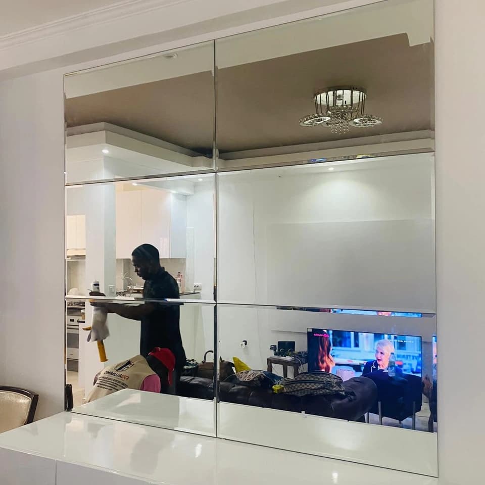 Painel de espelho instalado em interior.